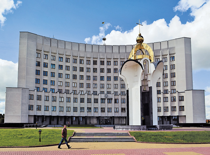 Пам’ятник борцям за волю і незалежність Української держави, що височіє на Київському майдані перед облдержадміністрацією, нагадує очільникам краю про відповідальність перед громадою. Фото автора